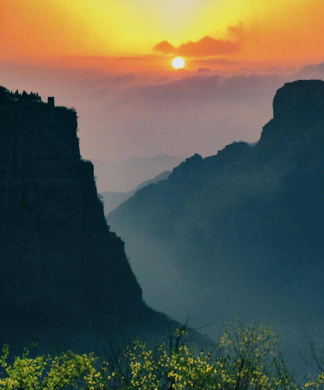 中国最危险的村庄，坐落在1700米的悬崖上，风景绝美