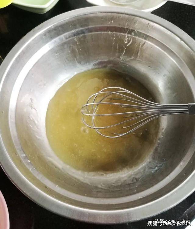 豆沙|做月饼不用烤箱，这个豆沙蛋黄馅月饼虽然外观不好，但口感真的好