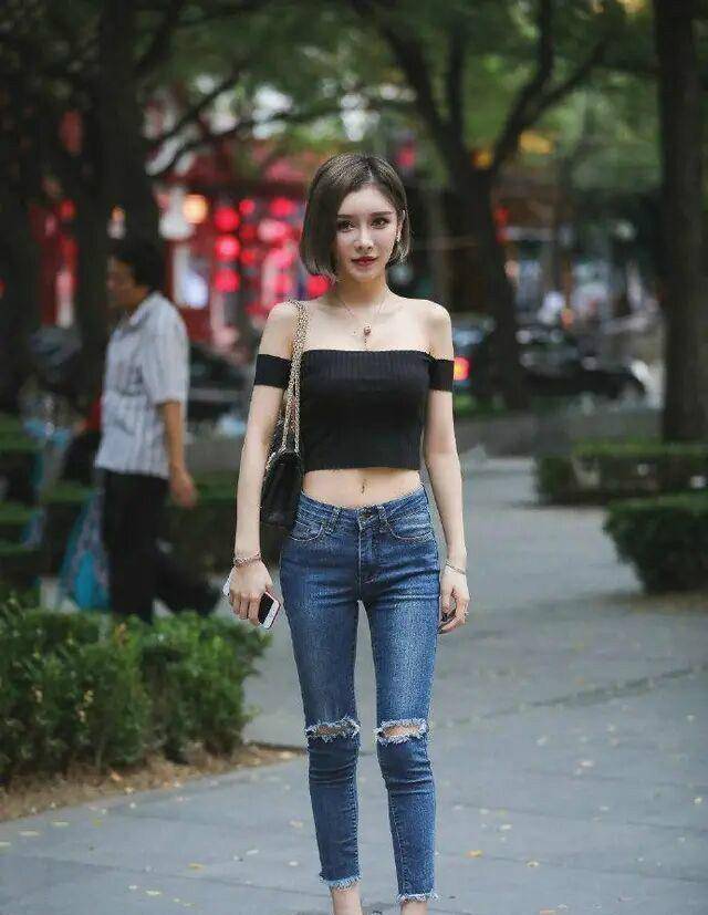 高跟鞋|黑色露肩短袖搭配黑色高跟鞋,显腿瘦,看起来身材更修长