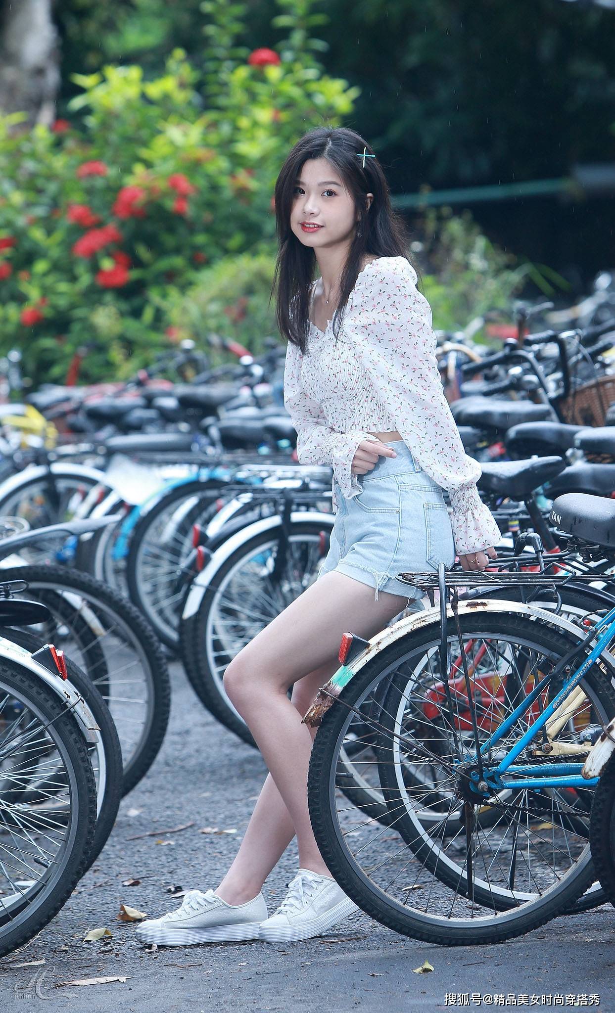 整体|碎花的小衬衫搭配牛仔短裤，青春甜美气息浓郁