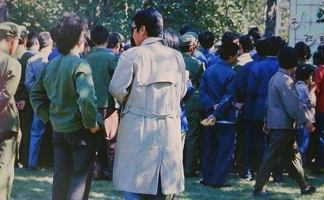 年代|八十年代初：大家都还穿着典型的军绿色上衣与裤子