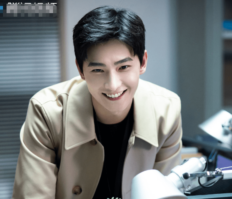 亮点|杨洋壁咚迪丽热巴花絮曝光，二人同框氛围感超强，身高差却成亮点