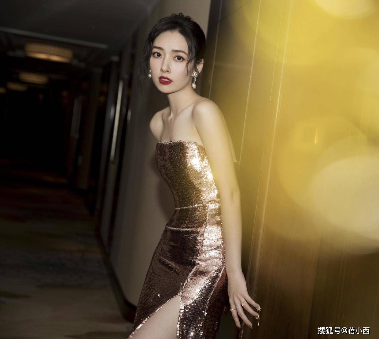 出圈|郭碧婷难怪能嫁入豪门,穿一字肩条纹裙凹造型,就轻松美出圈了