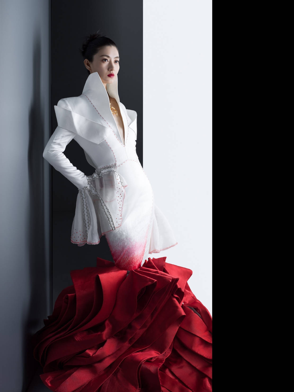 女王|“眉庄姐姐”发力了!3D立体长裙搭配烈焰红唇,美艳霸气如女王
