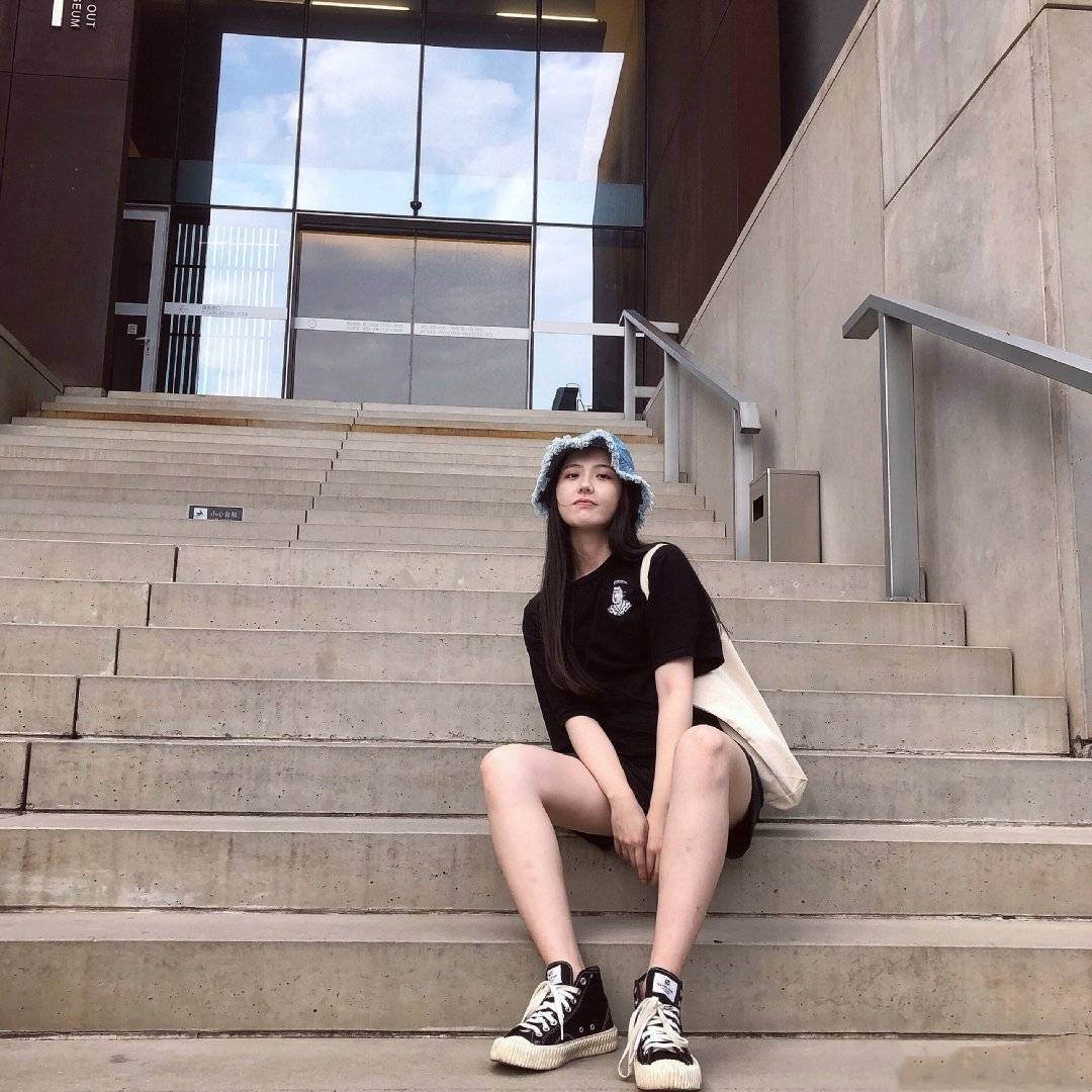 黑色|《少年派》王艺瑾真的好会穿，私服减龄又时髦，怪不得被杨幂赏识