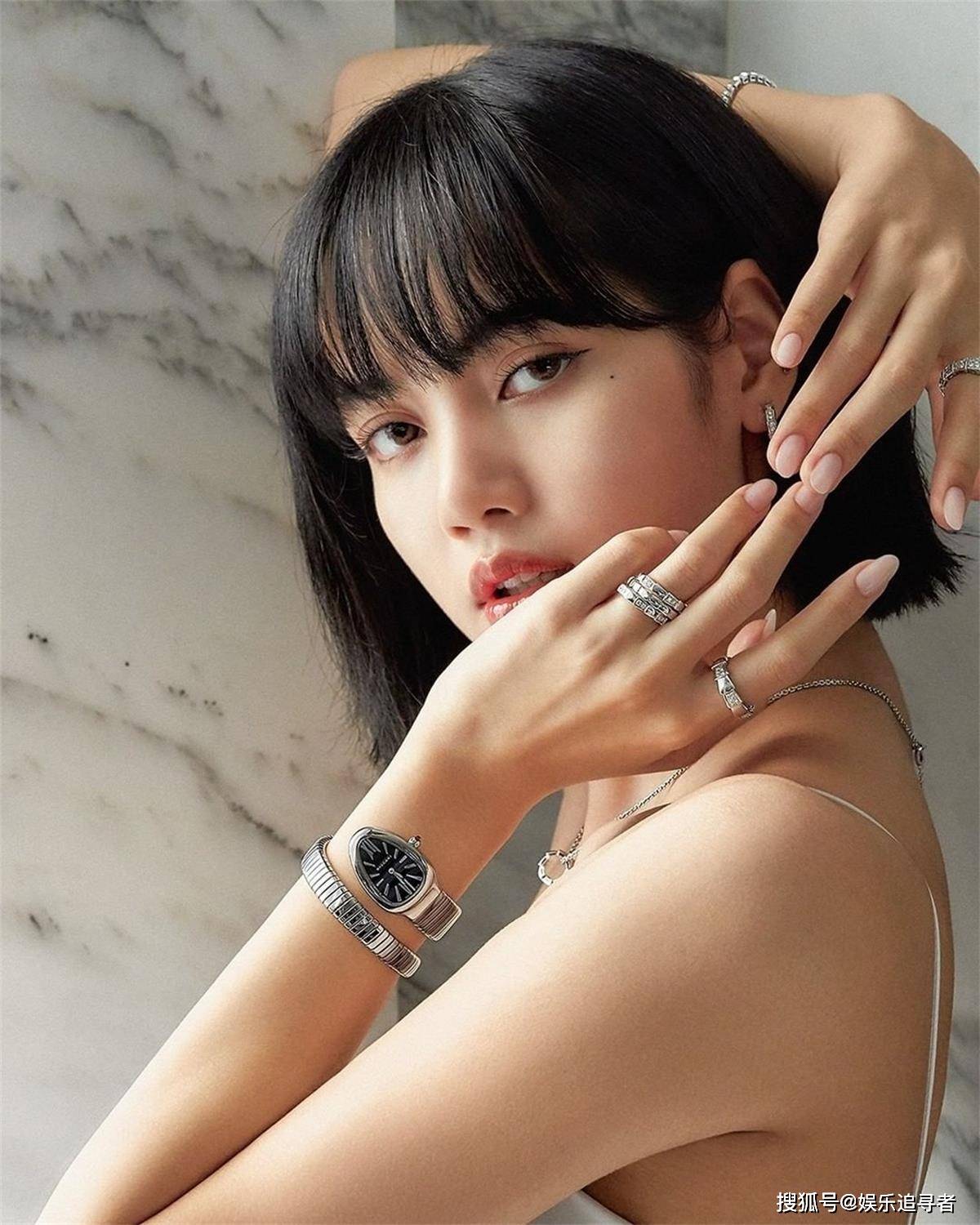 一身|BLACKPINK Lisa穿着一身宝格丽服装，需要花费多少钱？