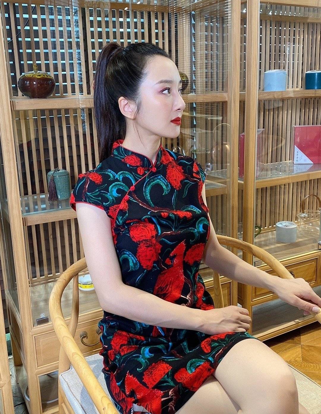 黑色|“坏女人专业户”李依晓,红黑色印花旗袍亮相,现实比剧中美太多