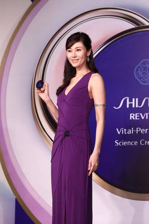 设计|李嘉欣对得起“港姐”称号，50多岁皮肤紧实，紫色礼服也能驾驭