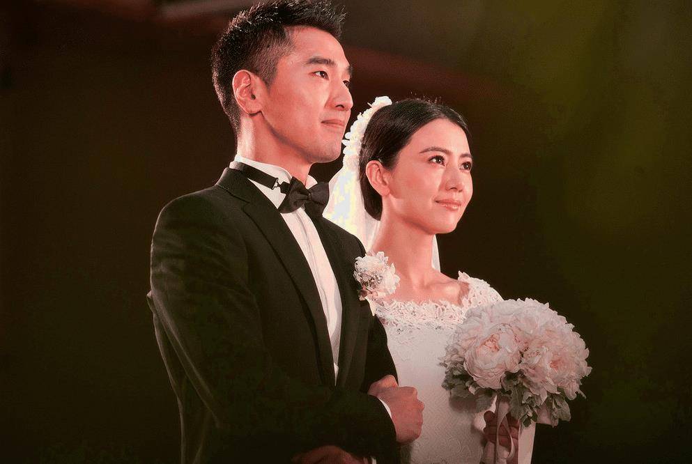 上衣|42岁高圆圆疑怀二胎？腹部隆起不停伸手抚摸，孕期产品曾意外入镜