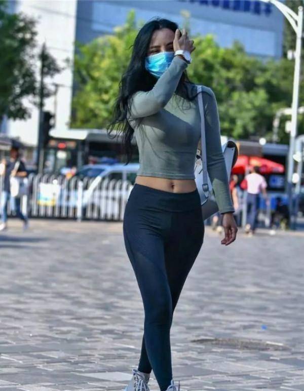 范的|黑色简约短袖搭配黑色打底裤,时尚又显瘦,休闲范的经典搭配