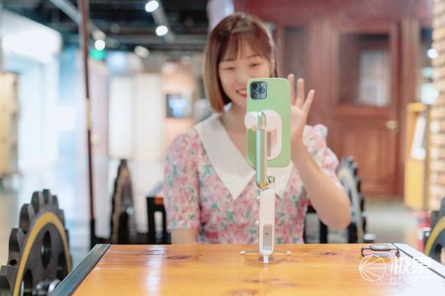 手机|科技达人全方位测评：云台、支架、充电宝三合一，外拍带手机就够了！