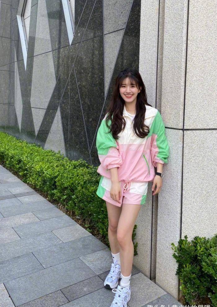 袜子|黑丝袜已经过时了，今夏流行的是“豆腐袜”，时髦显瘦还百搭