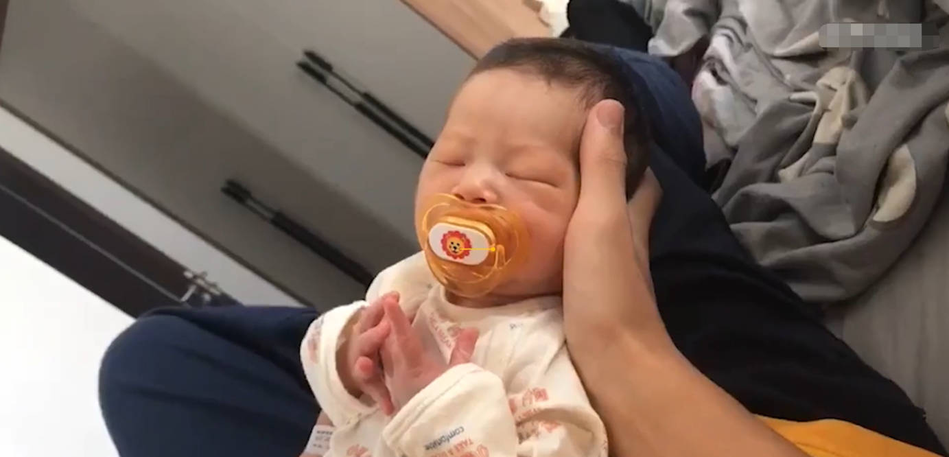 大学|这是谁的娃？大一新生放假回家后惊呆，39岁“高龄”老妈趁他不在生二胎