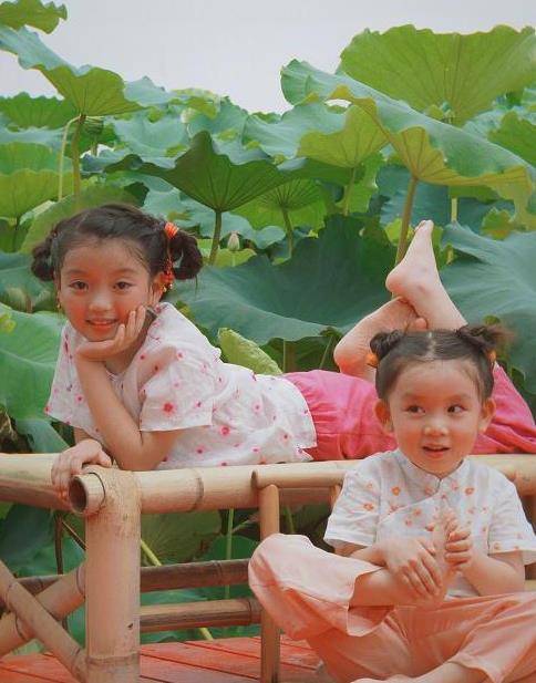 灵气|阿拉蕾与妹妹拍大片，脸色憔悴笑容僵硬，妹妹反倒很出彩