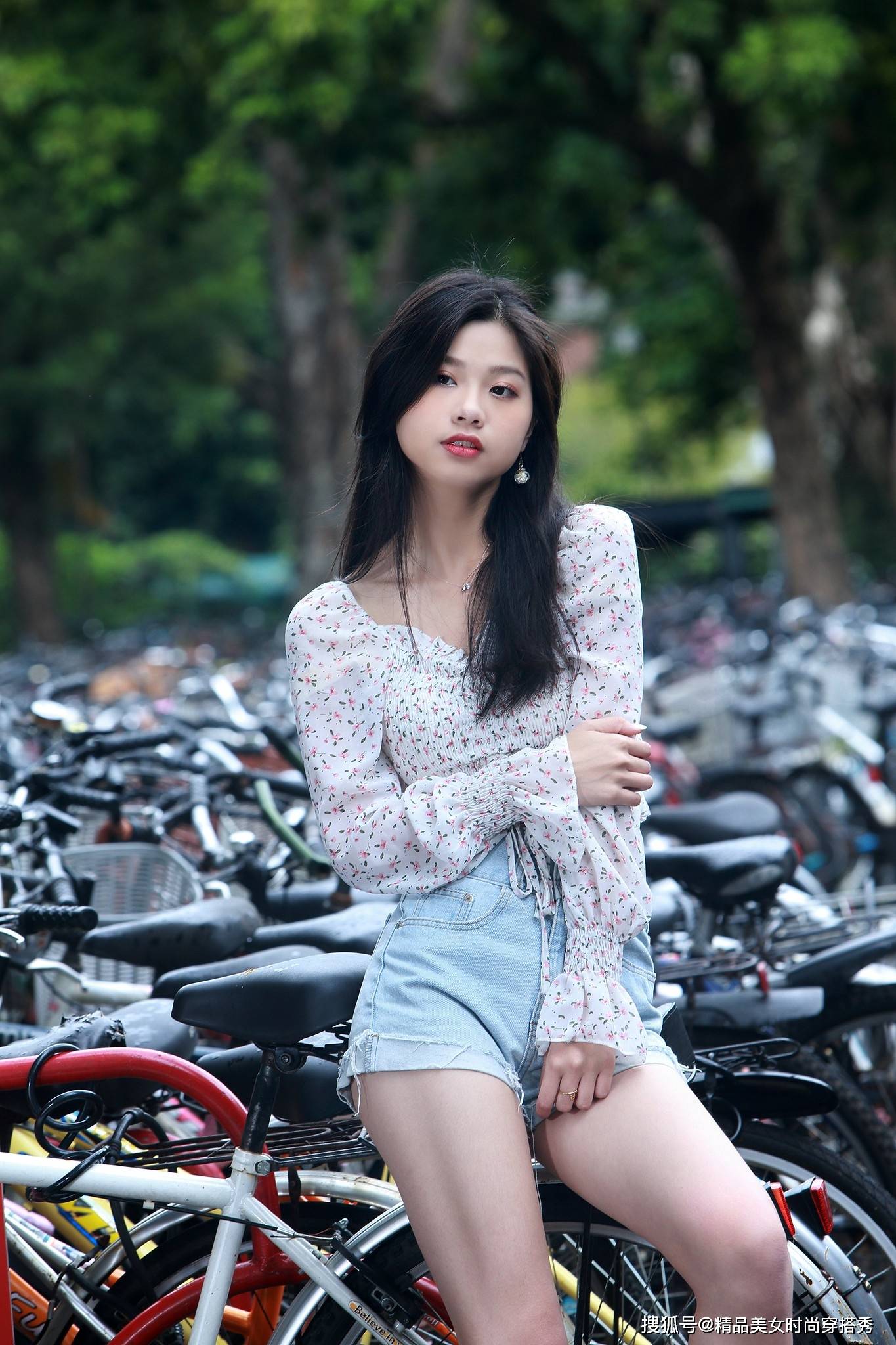 整体|碎花的小衬衫搭配牛仔短裤，青春甜美气息浓郁