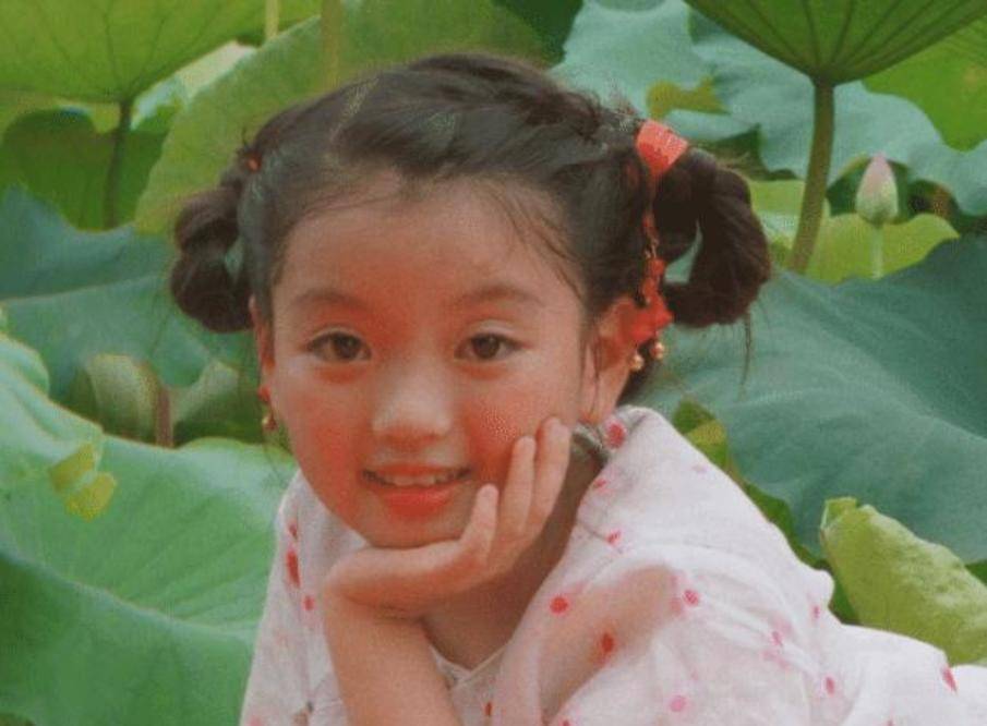 姐妹|阿拉蕾晒出姐妹写真，五官长开撞脸杨超越了，妹妹的颜值被热议