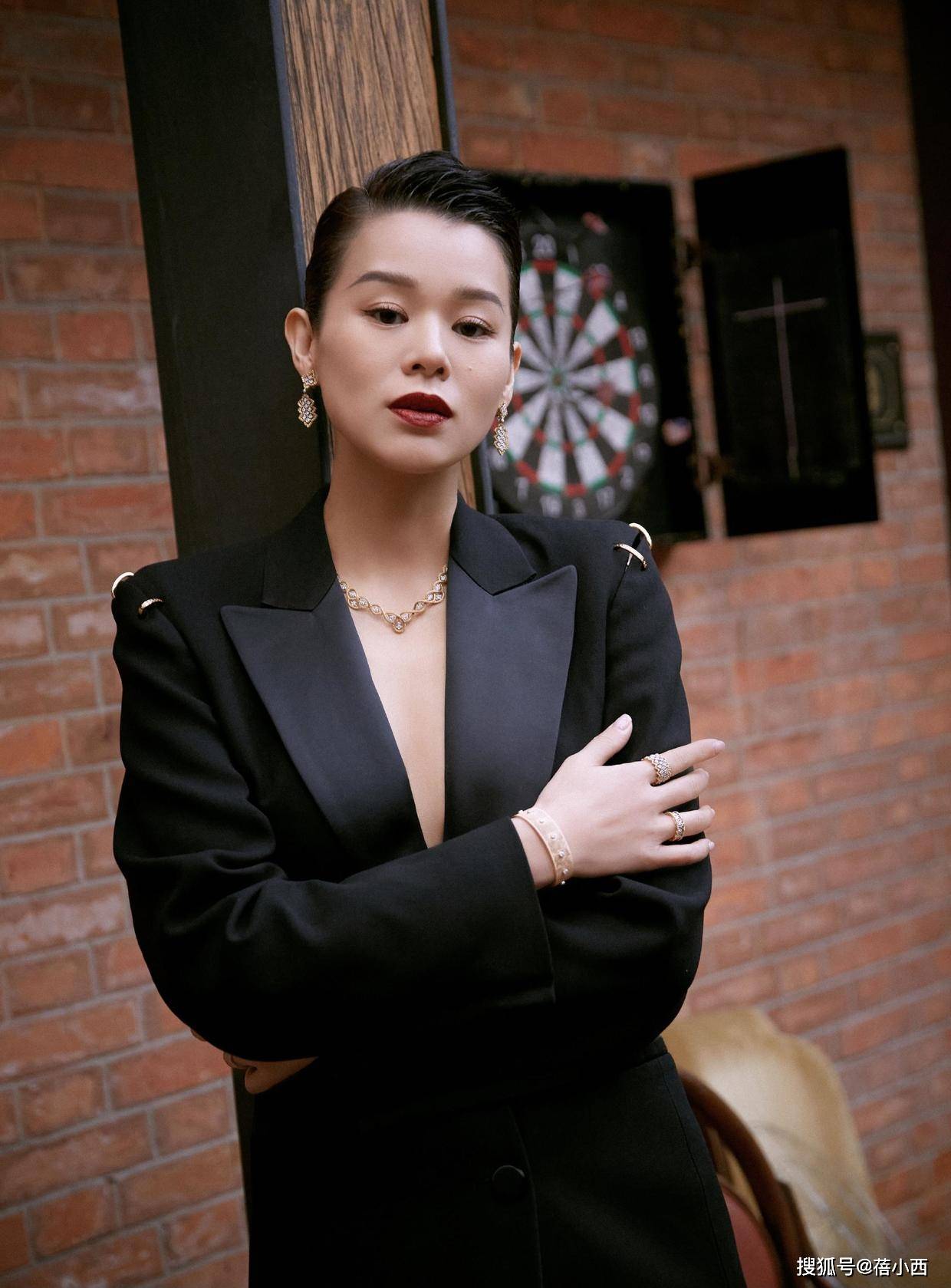 胡杏儿|胡杏儿也太敢穿了吧！生了3娃穿斜肩连衣裙，一边优雅一边性感