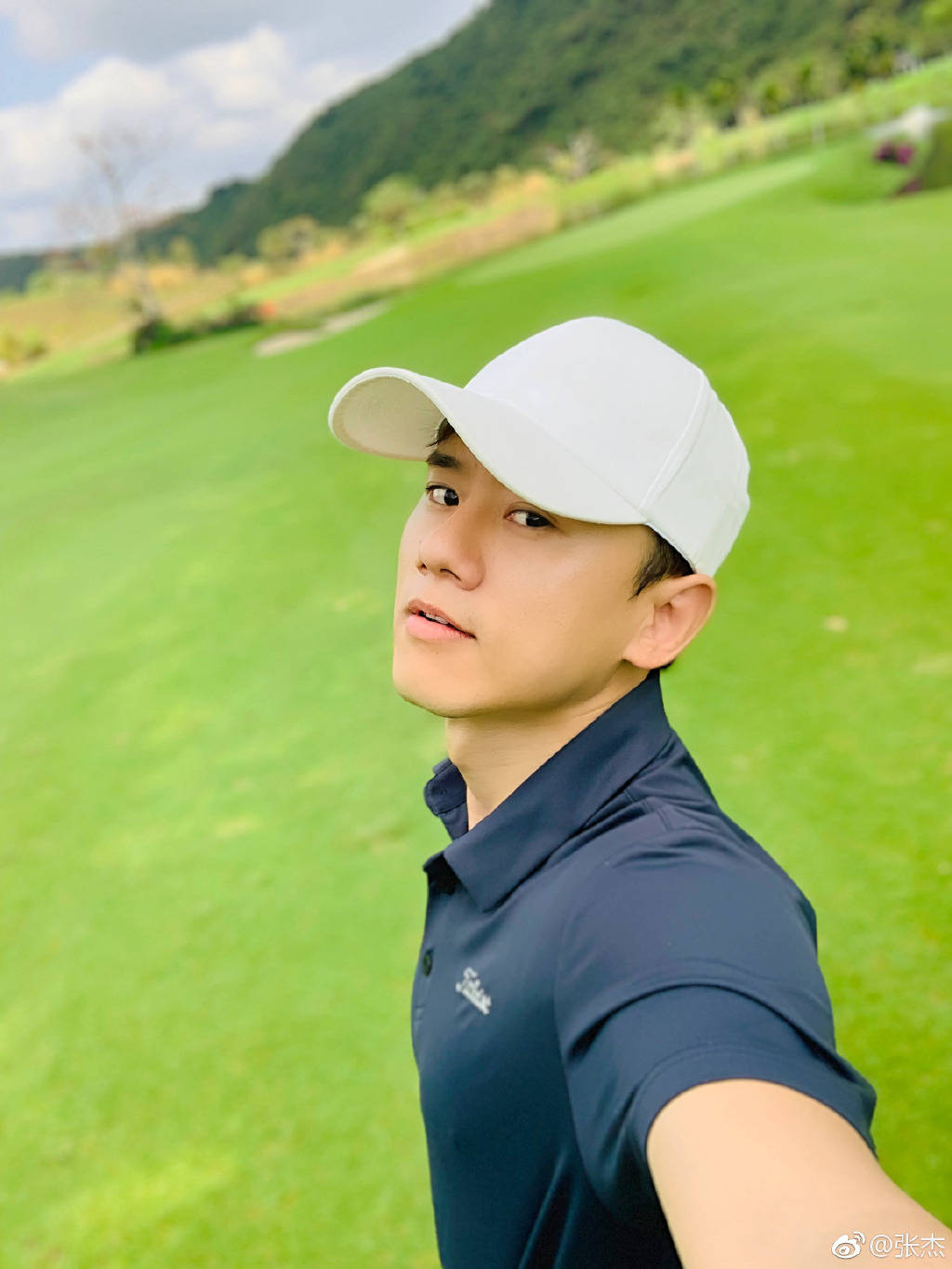 网友|谢娜二胎后复工？张杰现身录《快本》，背谢娜的妈妈包疑引开视线