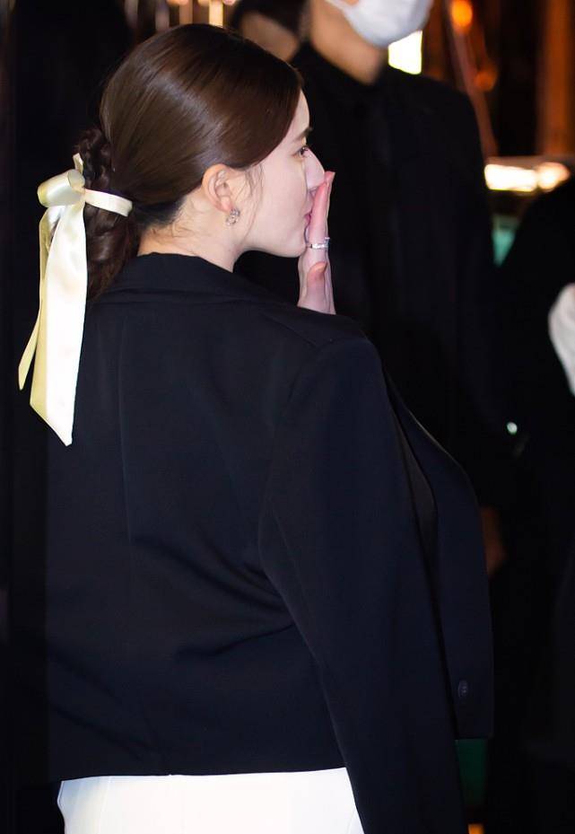 赵露思|赵露思娃娃脸有肉感，淡妆清纯感十足，“微胖身材”挺可爱