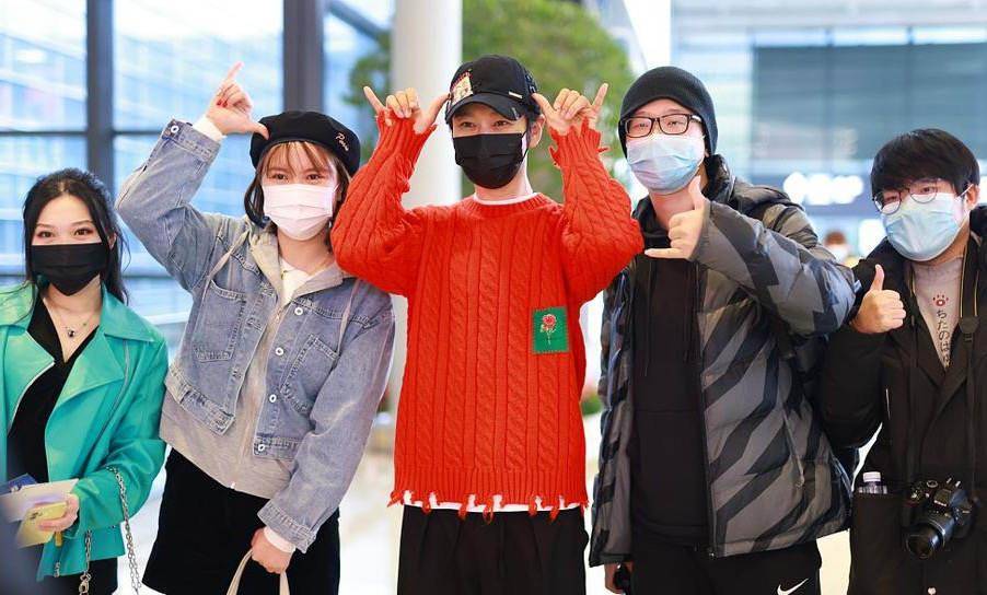 毛衣|黄晓明撇下老婆走机场，穿红色毛衣少了油腻感，瘦一圈后更显年轻