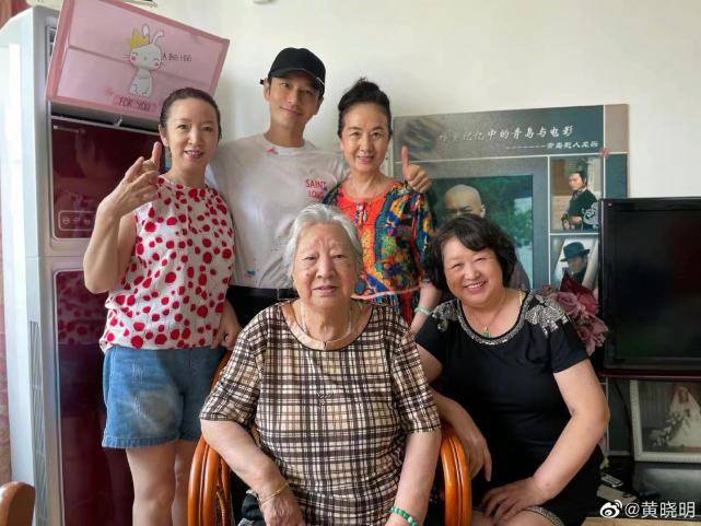 身后|黄晓明回老家晒家人合影,吃饭开心比耶,身后多张结婚照引关注