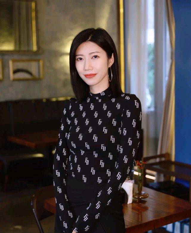 浅色|黑色穿搭是微胖人群的首选，只要会搭配，低调显瘦又不失高级