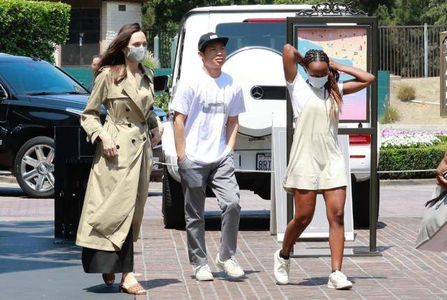 帕克斯|安吉丽娜朱莉出街购物！夏日裹风衣不嫌热，黑人养女竟真空穿T恤