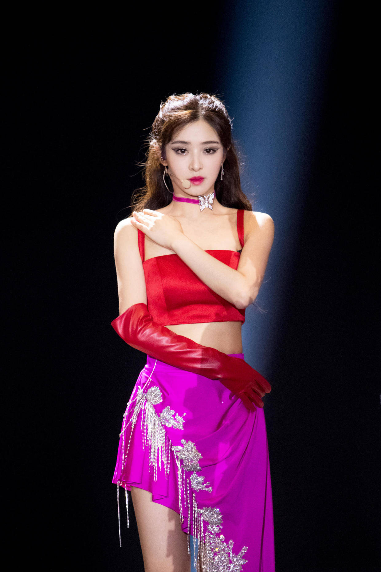 黑色|张含韵又“火”了，穿一袭黄色刺绣抹胸礼服高级洋气，甜美俏皮