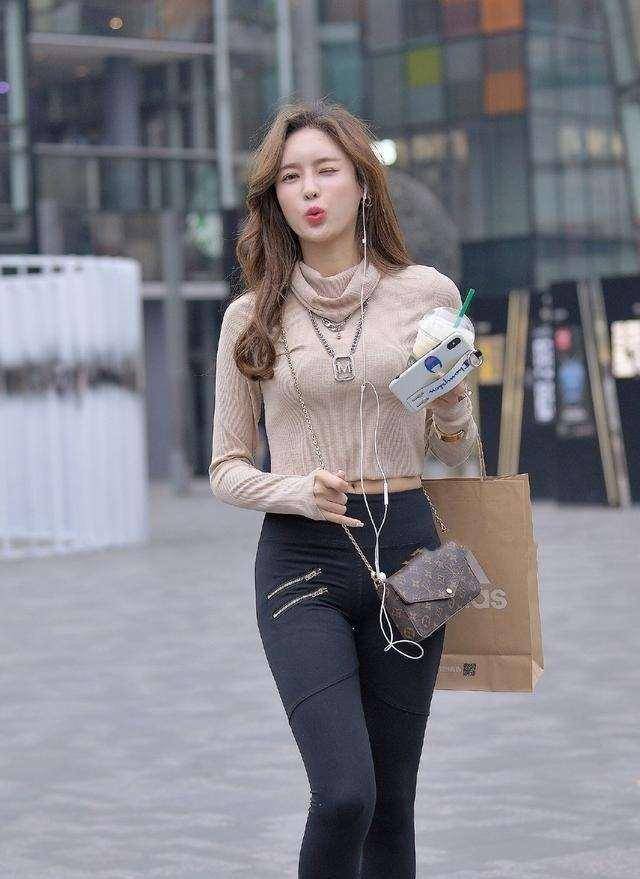 颜色|黑色长款连衣裙,褶皱设计显瘦又时尚,宽松裙摆包容度更高