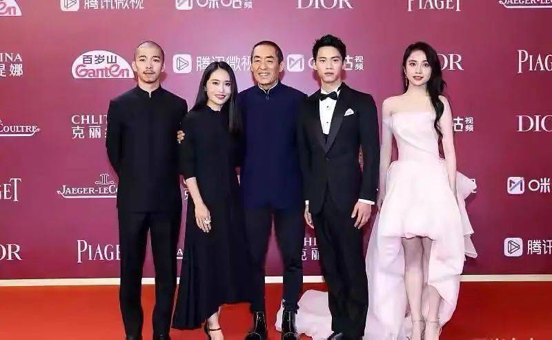 设计|张艺谋长女越来越美，穿黑色长裙优雅迷人，同框老爸气场丝毫不输