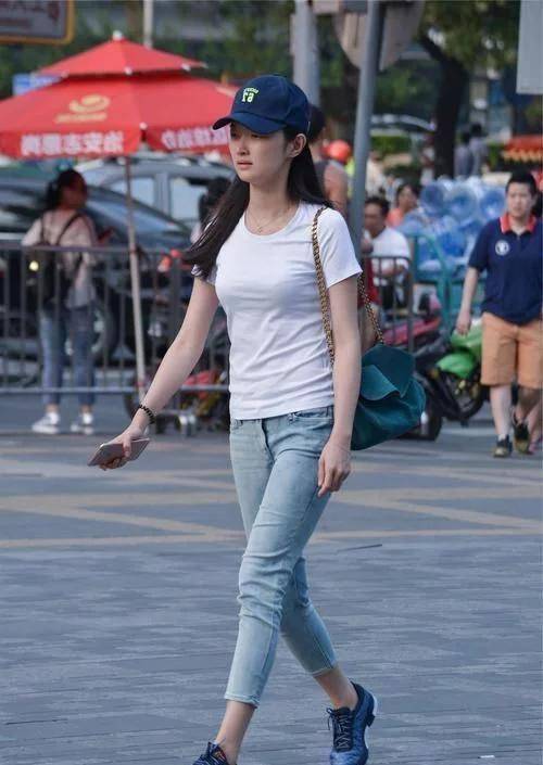 黑色|小姐姐白色上装搭配牛仔裤，穿起来清新又自然