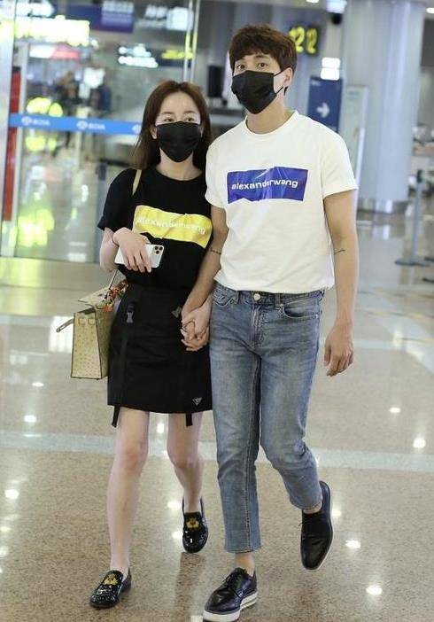 服装|张檬和小五两人太甜了吧，走去哪都不忘牵着手，真是羡煞旁人