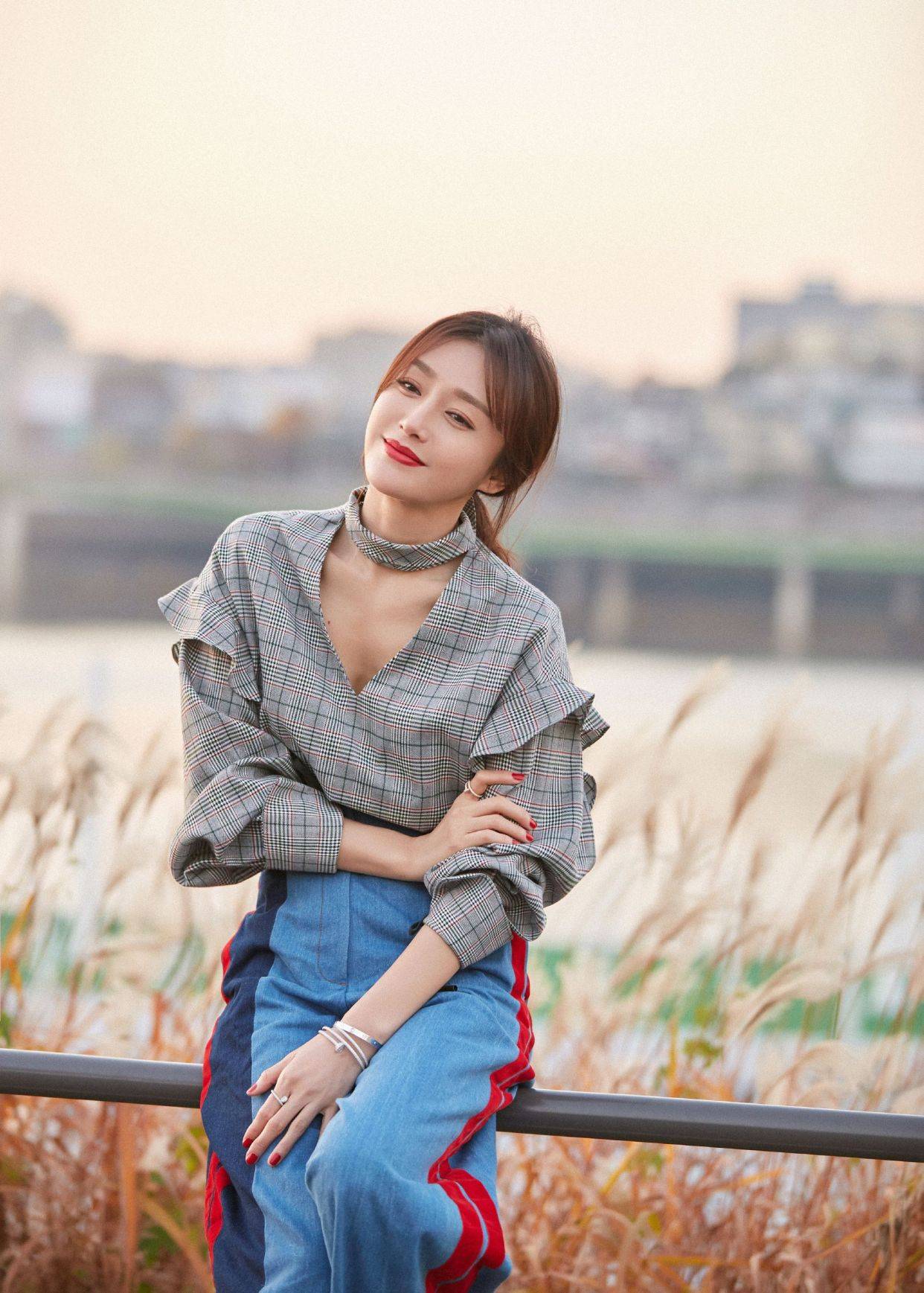 条纹|不愧是“白月光”，41岁秦岚少女碎花裙甜美俏皮，美回校园初恋