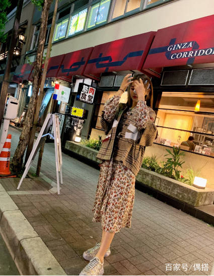 仙女|杨超越打卡日本！公主卷配碎花裙少女感十足，贵价外套抢尽风头