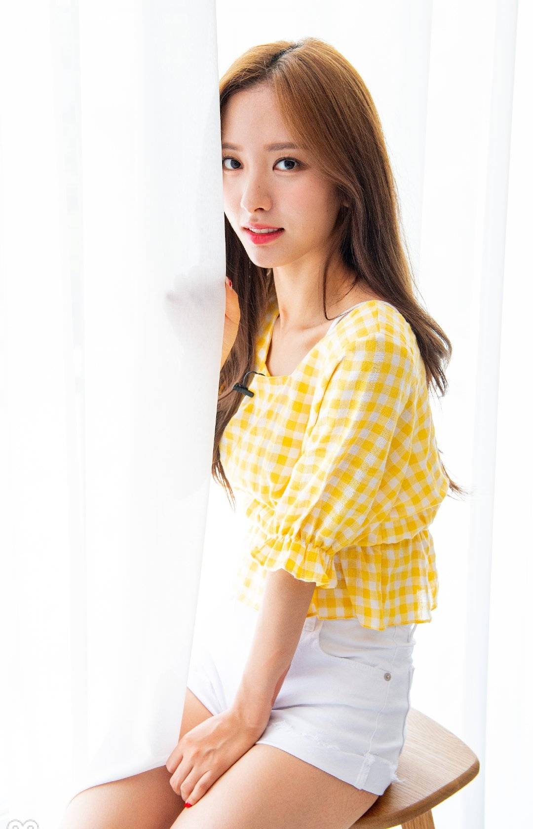 舞台|“宇宙门面”苞娜颜值太绝,泡泡袖格纹衫搭超短热裤,冰激凌少女