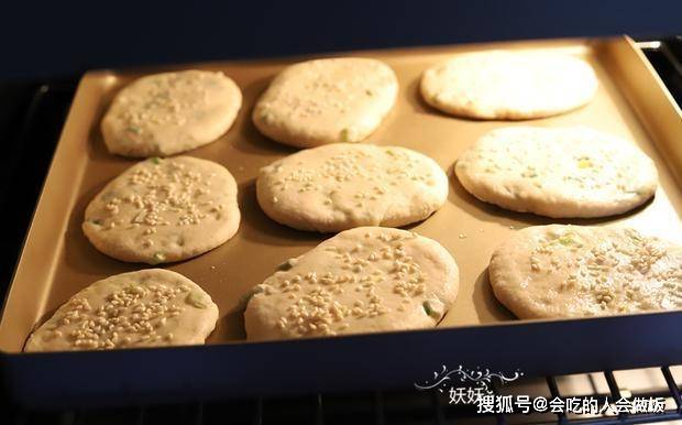 做法|这小饼外焦内软，咸香可口，连吃三个都吃不够，学会了烤箱不闲置