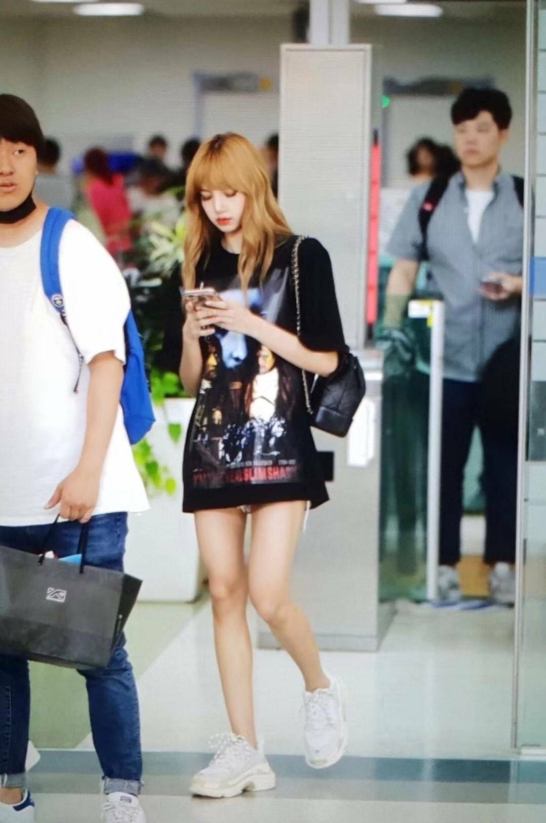 小个|“人间芭比”Lisa穿衣有技巧，学会这几点，155cm也可以有大长腿
