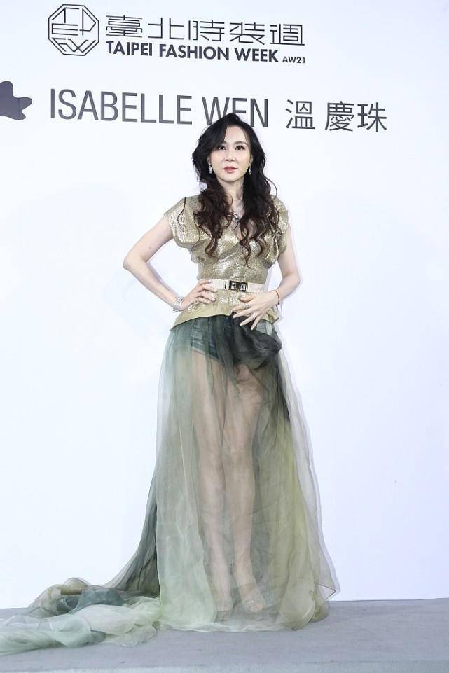 萧蔷|萧蔷有成熟女人韵味，V领上衣拼“薄雾”纱裙，尽显勾人身材
