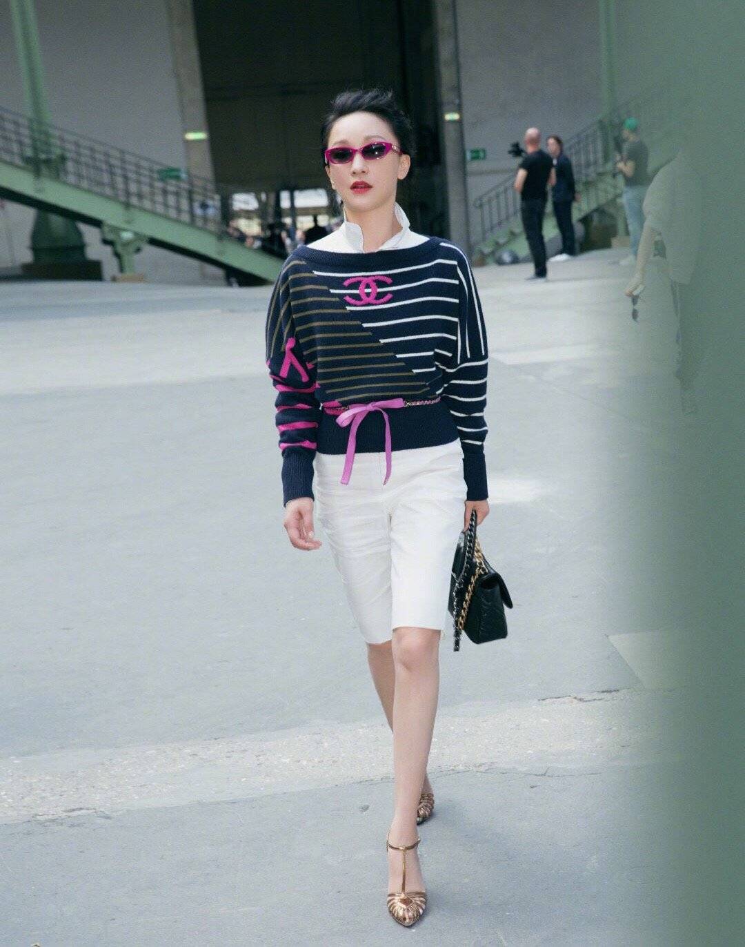 健美裤|今年这款“百慕大短裤”火了，周迅用它撑气场，肯豆用它凹造型