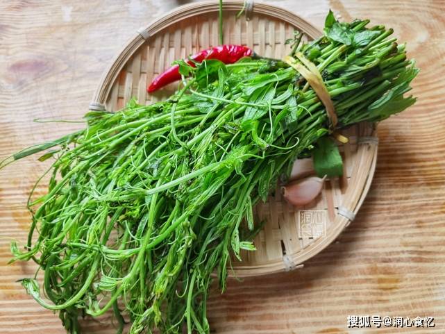 六旬奶奶菜市场门口卖它7元一捆5分钟售罄路人明天还来吗