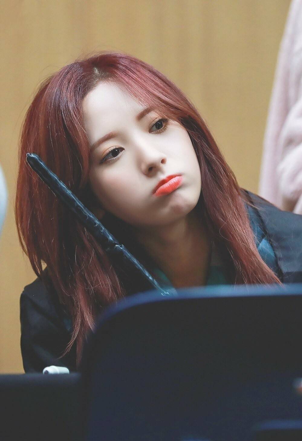 舞台|“宇宙门面”苞娜颜值太绝,泡泡袖格纹衫搭超短热裤,冰激凌少女