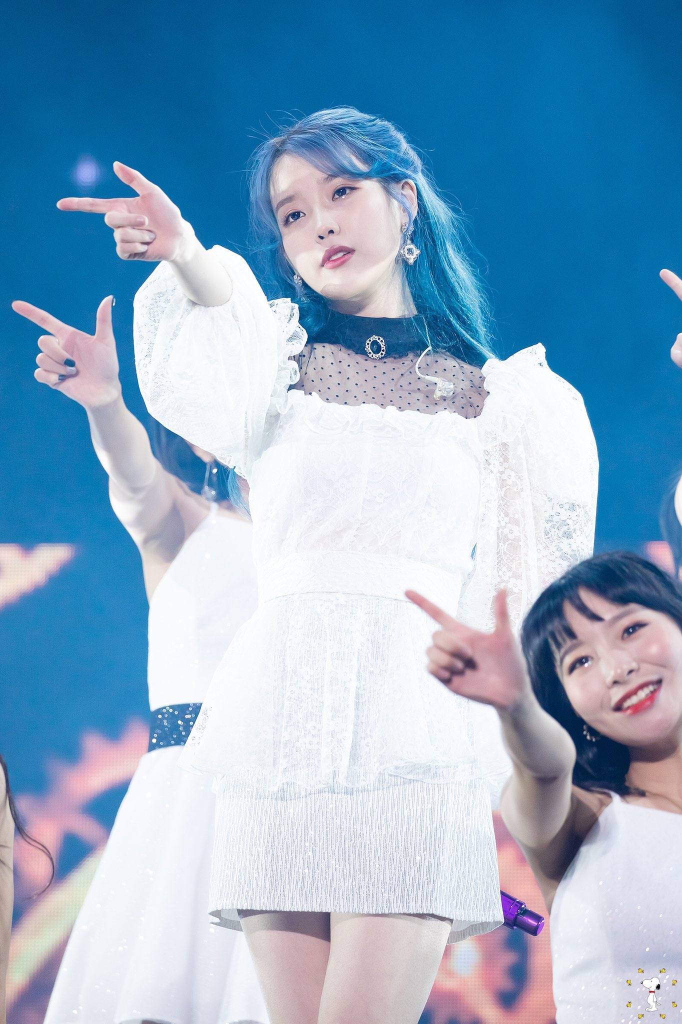 舞台|IU李知恩!“二次元美少女”在人间,蓝发配紫衣,美得清纯可人