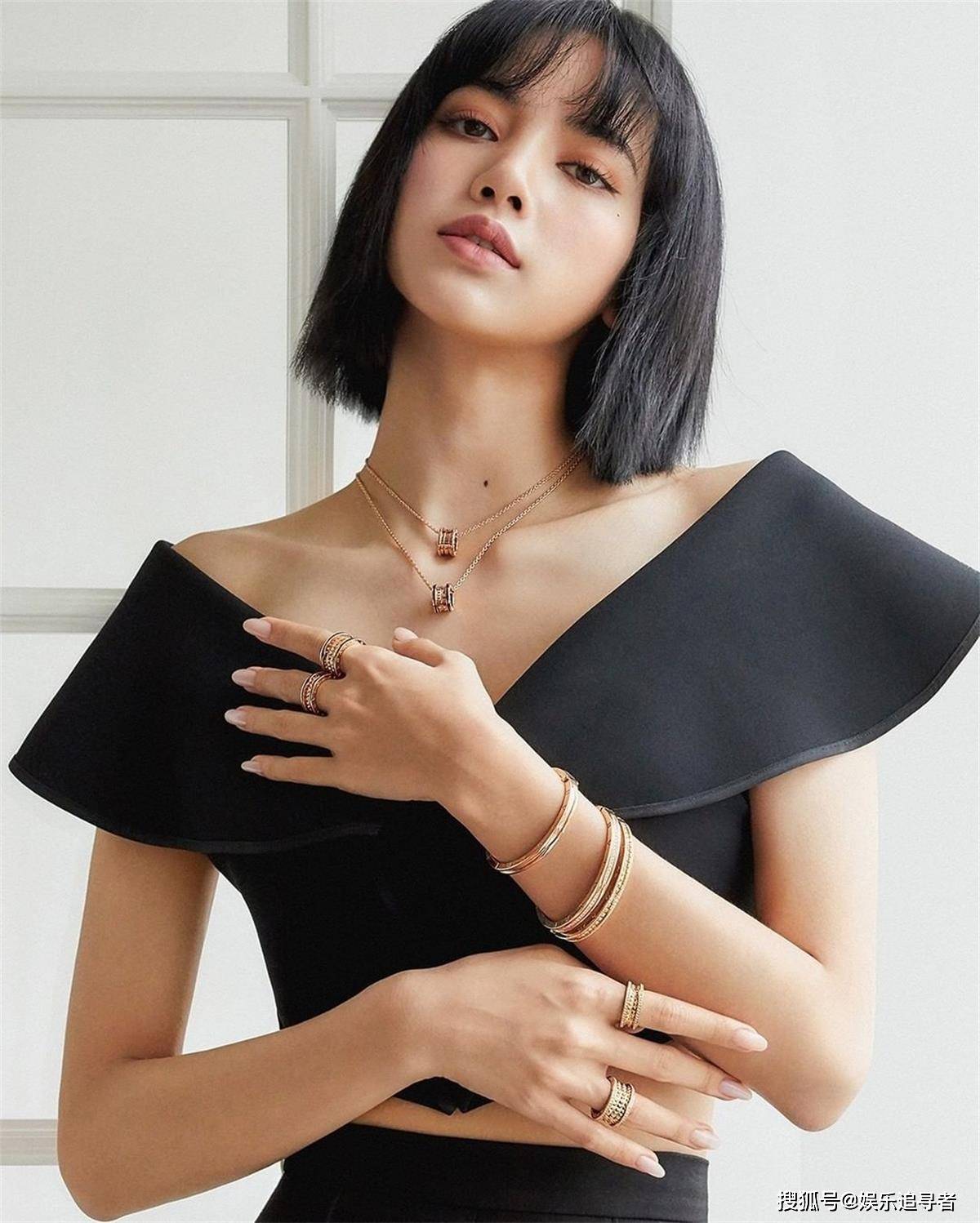 一身|BLACKPINK Lisa穿着一身宝格丽服装，需要花费多少钱？