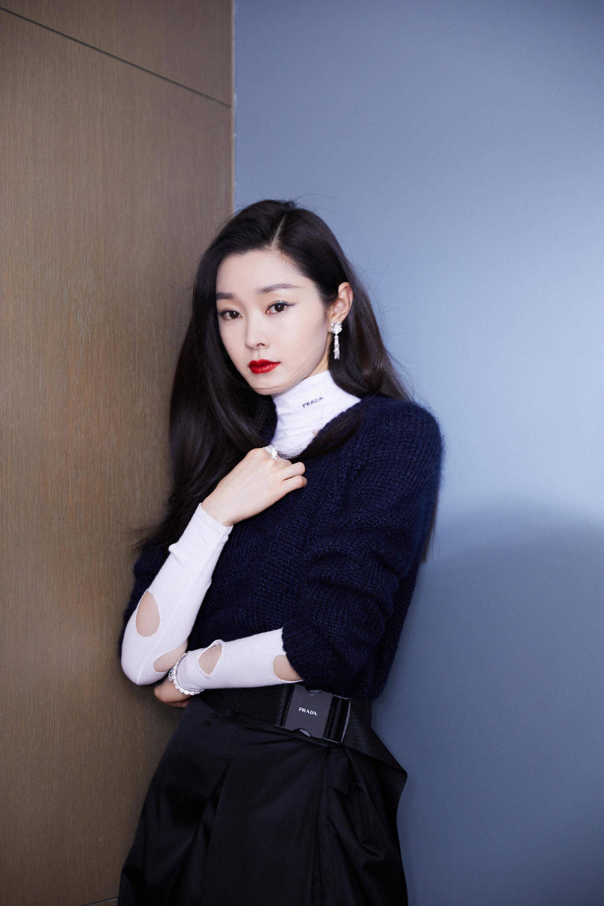 整体|宋轶出演《赘婿》女主角翻红，身穿一袭白色吊带裙亮相，高贵优雅