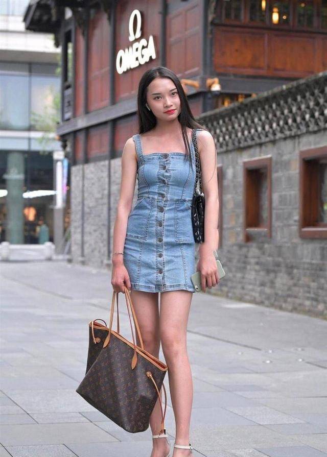 显得|青春靓丽的吊带牛仔裤，款式新颖穿搭舒适，显瘦又显高