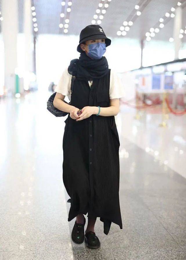 黑色|周迅佛系穿搭走机场，黑色长衫配编织大头鞋，美得淳朴自然