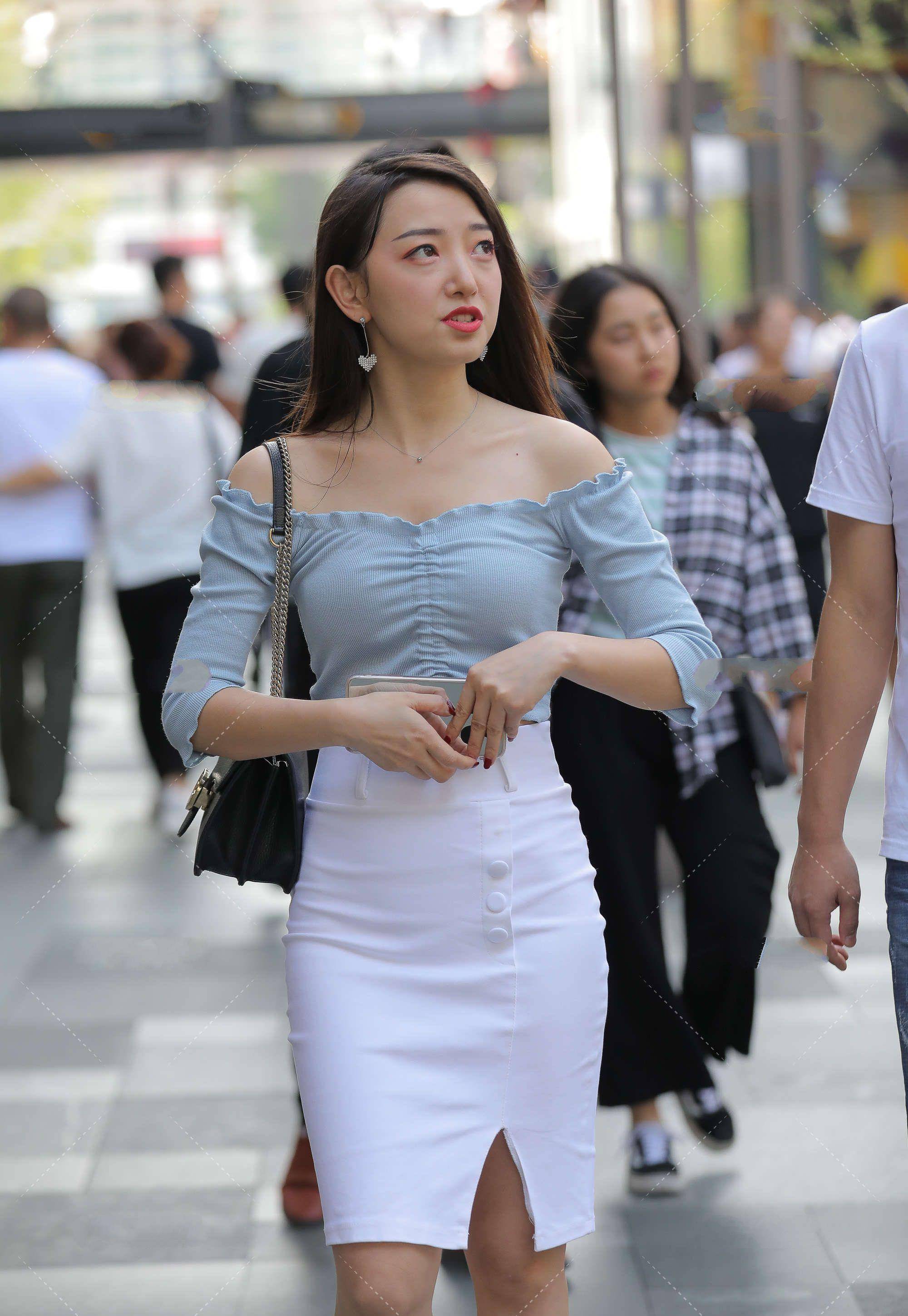 显得|青春靓丽的吊带牛仔裤，款式新颖穿搭舒适，显瘦又显高