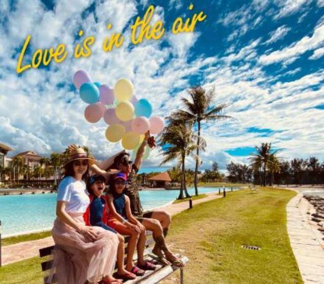 真会|吴尊老婆真会穿搭,白色T恤搭配粉色半身裙,减龄又时尚