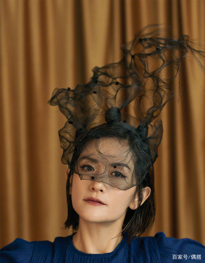 显得|谢娜拍新封面杂志！短发搭露肩红裙，展现完美身材，马甲线没白练