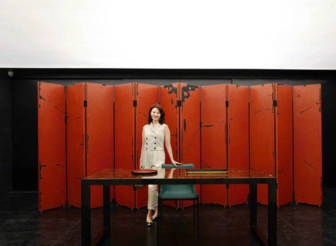 黑色|刘芳菲从不赶时髦,穿白色连体裤配个“草编包”,简约随性真高级